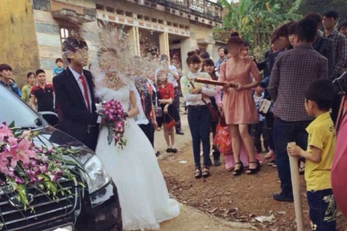 Sau màn bắn pháo giấy tai hại được đăng tải, dân mạng tỏ ra đồng cảm với cô dâu chú rể. Dù vẫn biết rằng sự nhiệt tình của những người bạn sẽ góp phần làm nên một đám cưới hoàn hảo.