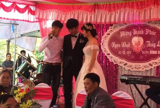 Một chàng trai tự giới thiệu là bạn trai cũ của cô dâu chủ động lên hát góp vui. Đây là một trò đùa quá kém duyên khiến toàn thể quan khách muối mặt, đặc biệt là cô dâu.