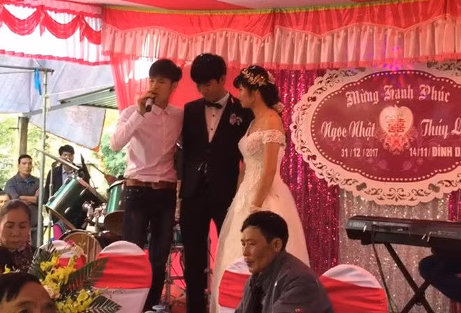 Một chàng trai tự giới thiệu là bạn trai cũ của cô dâu chủ động lên hát góp vui. Đây là một trò đùa quá kém duyên khiến toàn thể quan khách muối mặt, đặc biệt là cô dâu.
