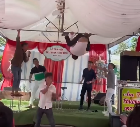 Dẫu biết ngày vui nên có cảm giác vui tươi, phấn khởi với những pha làm trò đầy hài hước nhưng đôi lúc những người khách dự tiệc "đi xa quá", trò đùa phản cảm thực sự khó coi.