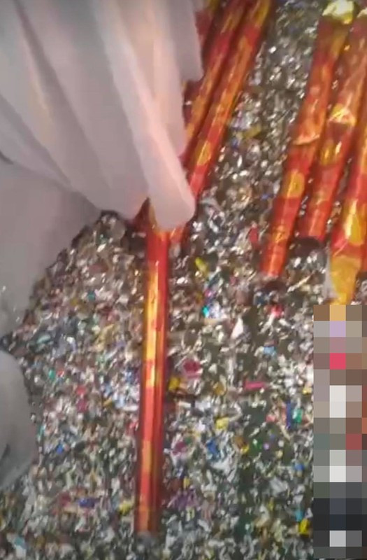 Do nhiều thanh niên đồng loạt bắn pháo giấy chào mừng. Tuy nhiên vì số lượng pháo bắn ra cùng lúc quá lớn khiến cho tóc tai của cô dâu, chú rể cũng như bàn bàn làm lễ, bánh kem hay rượu vang đều ngập tràn trong những mảnh giấy kim tuyến.