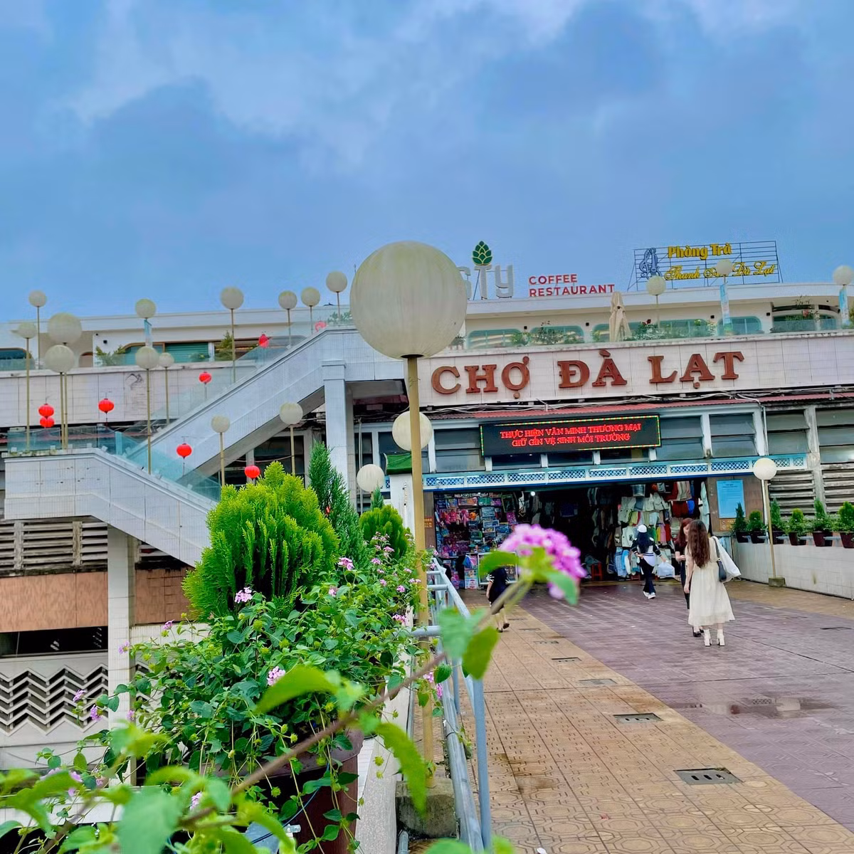 Bên dưới bài đăng, một bộ phận netizen còn thở phào nhẹ nhõm vì đã kịp chụp ảnh tại đây trước khi nó thay diện mạo. Ảnh: Phạm Thu