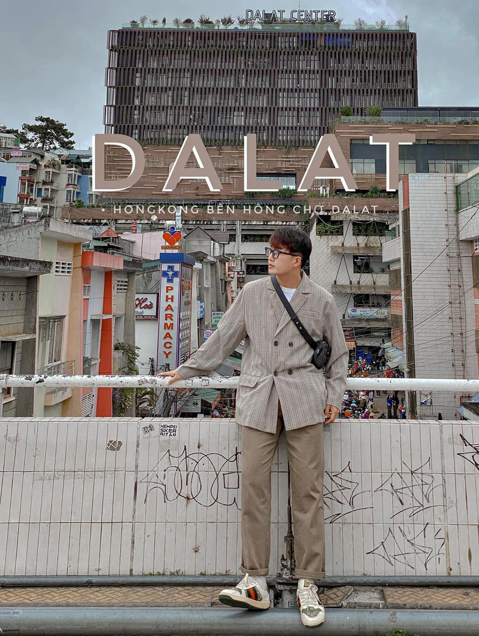 Tại chợ Đà Lạt, có một góc chụp ảnh được xem như "huyền thoại" là cây cầu đi thẳng vào bên trong chợ, background phía sau là những mái nhà, mây trời và cảnh người dân tấp nập mua bán bên dưới. Ảnh: Mạnh Tiến Khôi