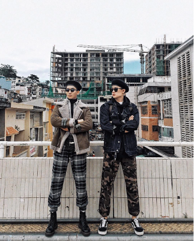 Phần lan can cùng trụ đèn nhuốm màu thời gian, những ngôi nhà nhiều màu sắc của khu phố nhỏ đối lập với chung cư hiện đại phía sau tạo nên một khung cảnh vừa hiện đại nhưng cũng rất cũ kĩ, hoài niệm. Ảnh: @monsimi