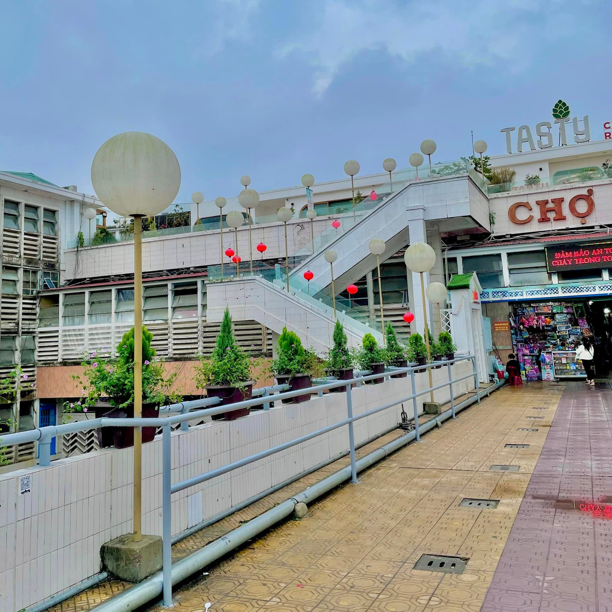 Có người tỏ ra tiếc nuối và cầu mong những "vật thể lạ" trên sẽ sớm được... dỡ bỏ. Ảnh: Phạm Thu