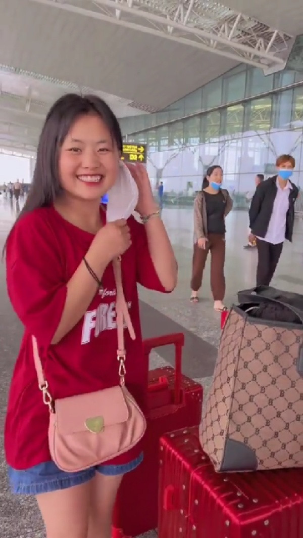 Mới đây, mạng xã hội lại xôn xao chia sẻ hình ảnh "Phúng Phính Hà Giang" tiếp tục được xuất ngoại. Theo đó cô bé cùng người hỗ trợ đi du lịch Thái Lan.