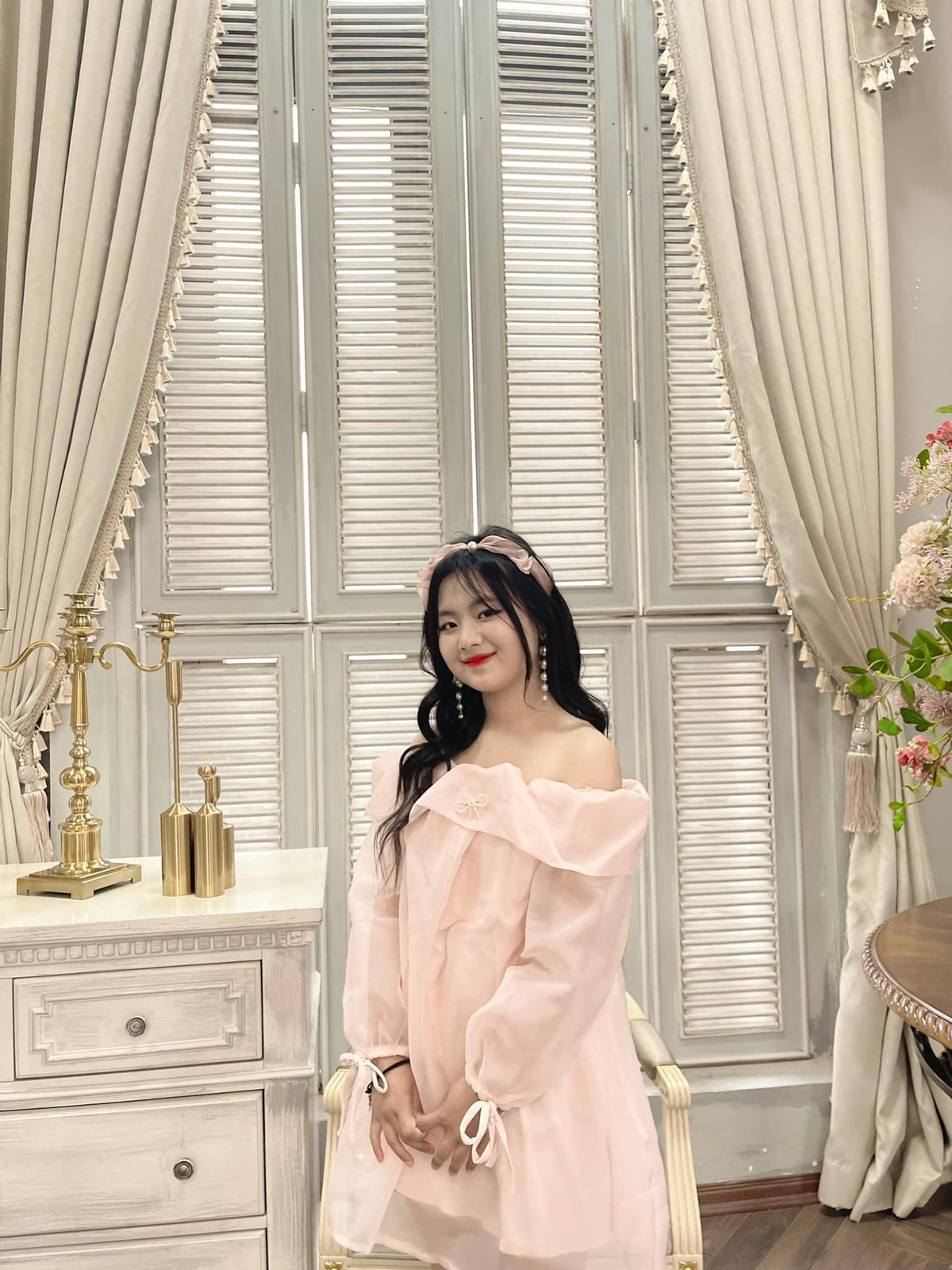 Từ một cô bé bán và cho thuê hoa ở dốc Thẩm Mã, cuộc sống vô cùng khó khăn nay Phúng Phính có sự thay đổi toàn diện về cách ăn mặc và khả năng giao tiếp khi làm việc nhờ có sự giúp đỡ của người hỗ trợ.