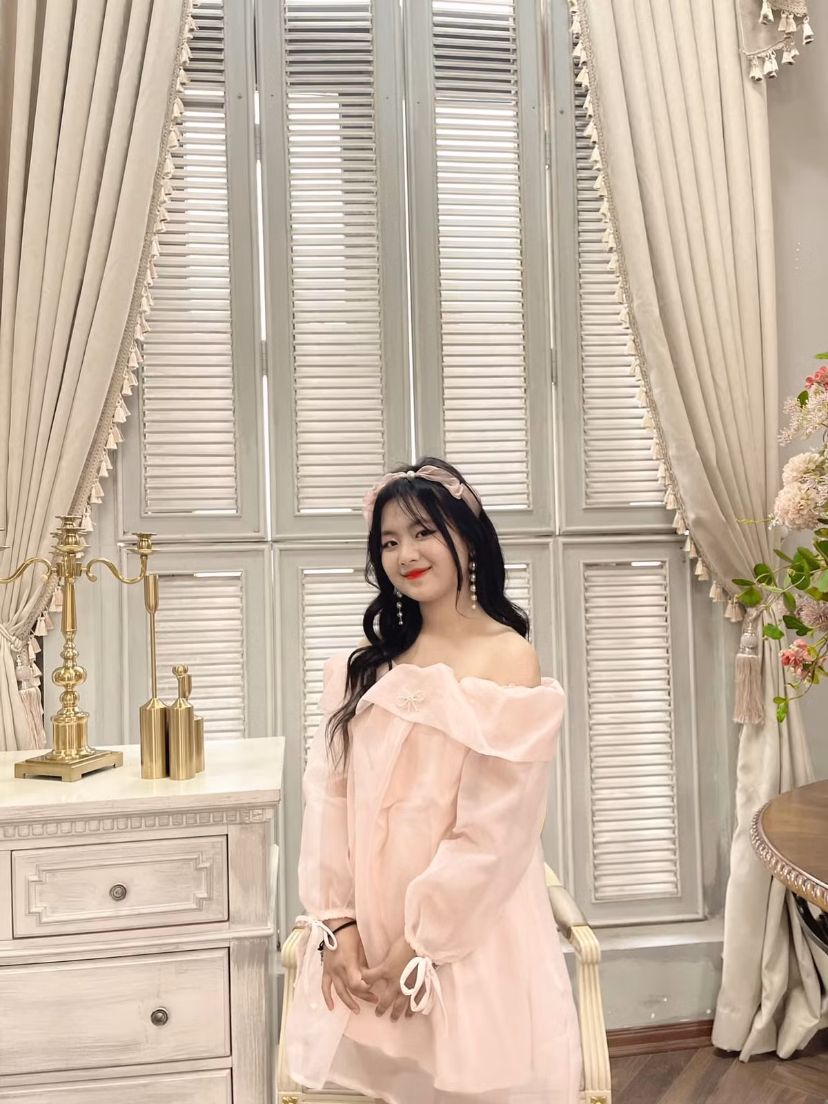 Từ một cô bé bán và cho thuê hoa ở dốc Thẩm Mã, cuộc sống vô cùng khó khăn nay Phúng Phính có sự thay đổi toàn diện về cách ăn mặc và khả năng giao tiếp khi làm việc nhờ có sự giúp đỡ của người hỗ trợ.