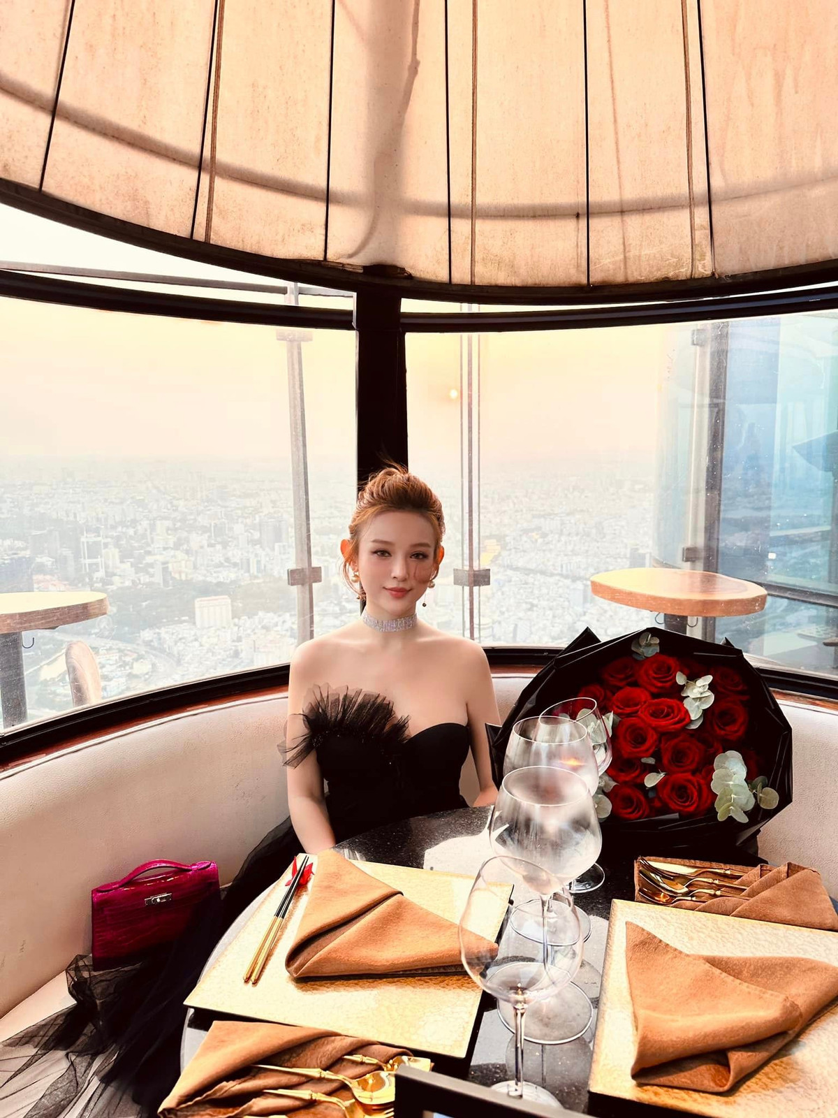 Cô từng tham gia nhiều lĩnh vực của showbiz như ca hát, làm mẫu ảnh, đóng phim.