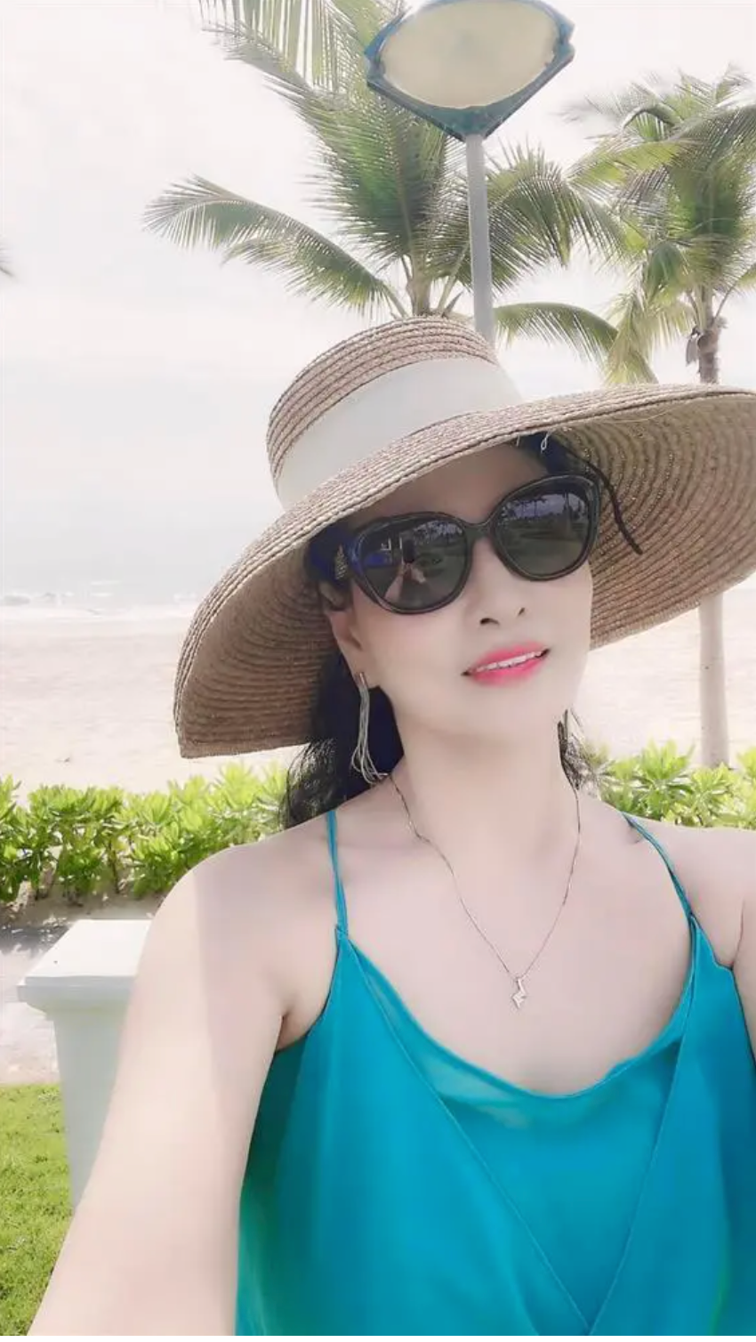 Không kém cạnh mấy so với con gái, mẹ Huyền Baby cũng sở hữu phong cách thời trang sang chảnh, tủ đồ hiệu đắt đỏ khiến nhiều người ngưỡng mộ.