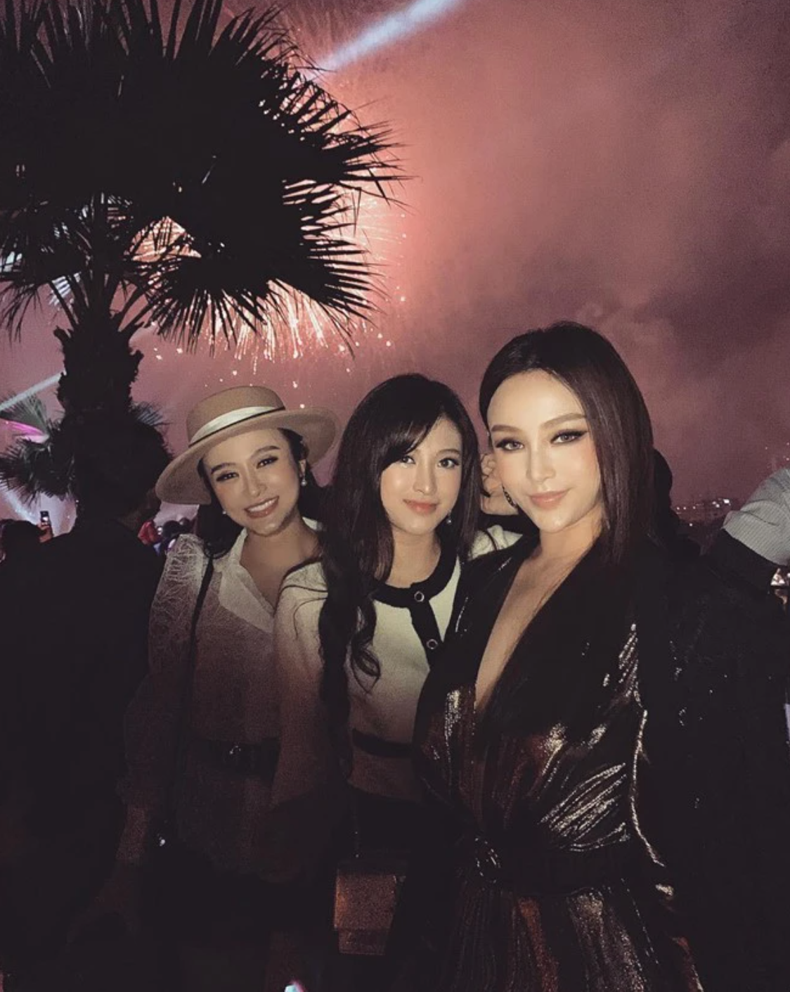 Hai mẹ con sở hữu nét mặt khá giống nhau. Có thể thấy mẹ của hot girl cũng rất để ý, chăm sóc đến nhan sắc khi sở hữu làn da tươi trẻ, căng bóng.