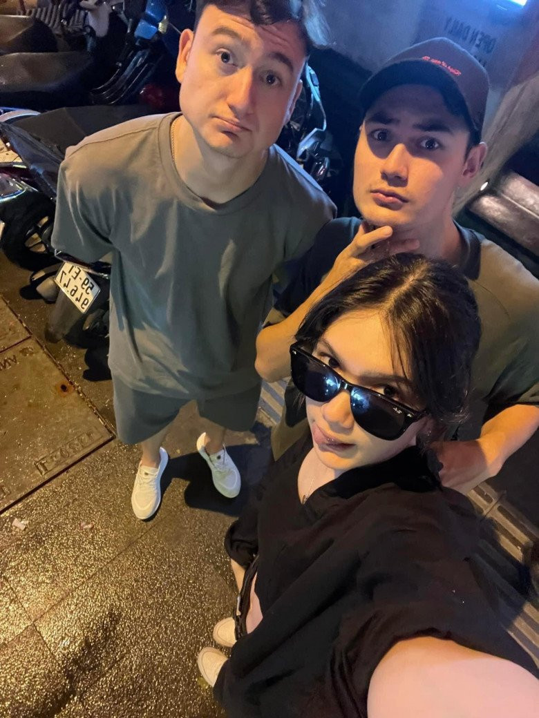 Em gái thủ môn Đặng Văn Lâm tên thật là Đặng Thanh Giang. Cô sinh năm 2007, năm nay 16 tuổi.