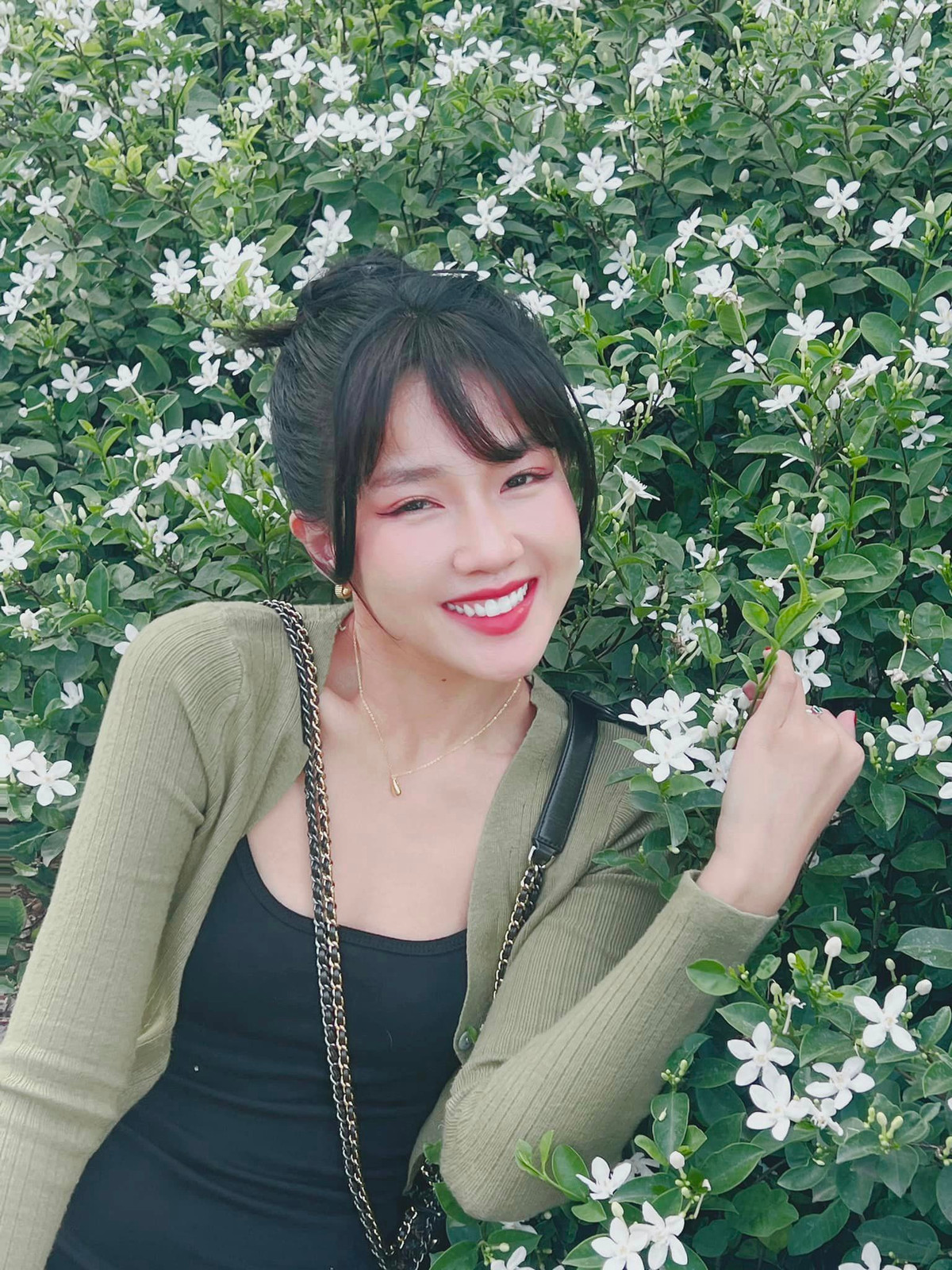 Đến năm 2016, Kiều Trinh một lần nữa phủ sóng MXH với bức ảnh chụp ở vườn đào được xuất hiện trên truyền thông quốc tế. Nhờ vậy cô nàng có thêm nickname "hot girl vườn đào".