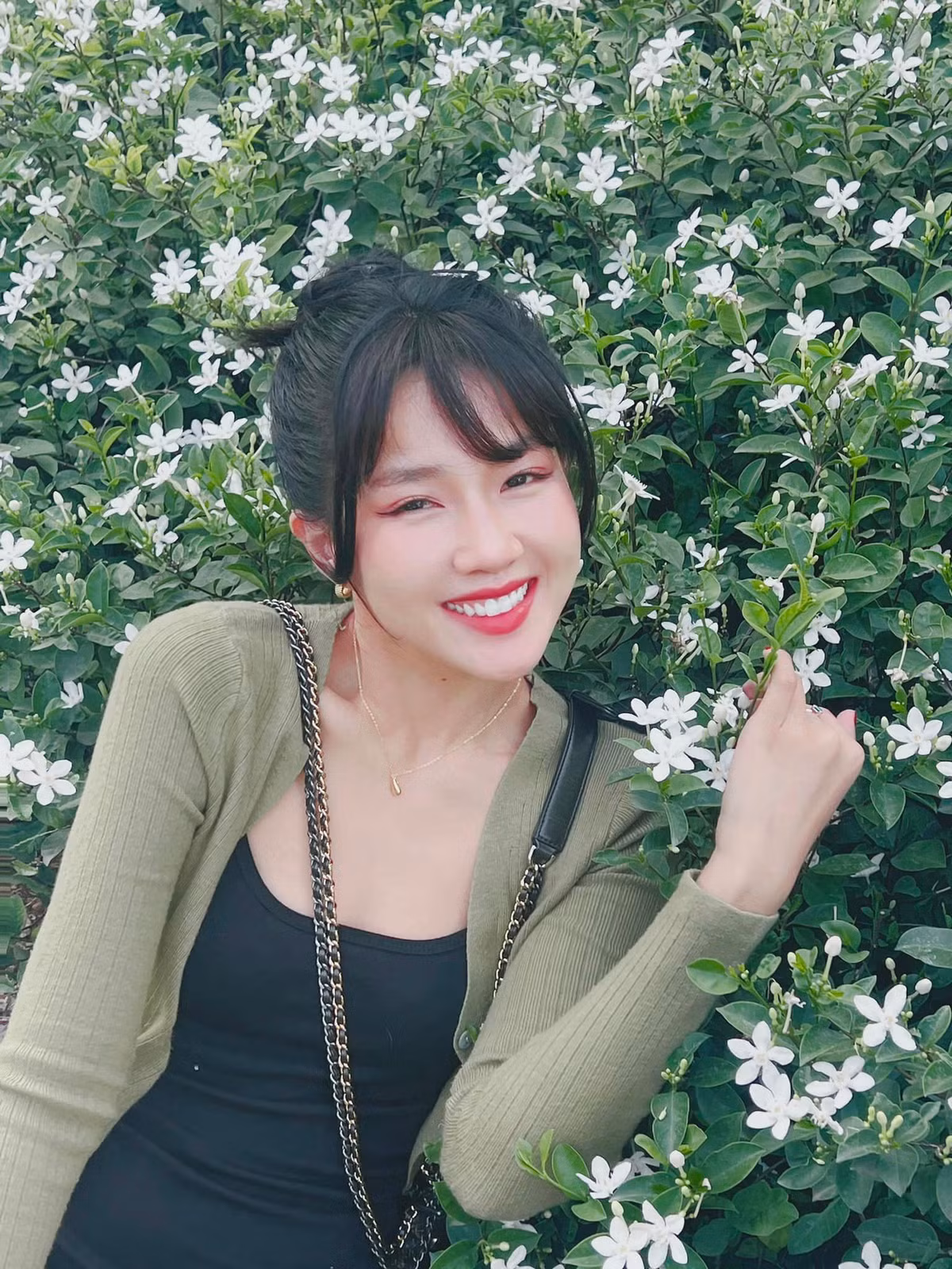 Đến năm 2016, Kiều Trinh một lần nữa phủ sóng MXH với bức ảnh chụp ở vườn đào được xuất hiện trên truyền thông quốc tế. Nhờ vậy cô nàng có thêm nickname "hot girl vườn đào".