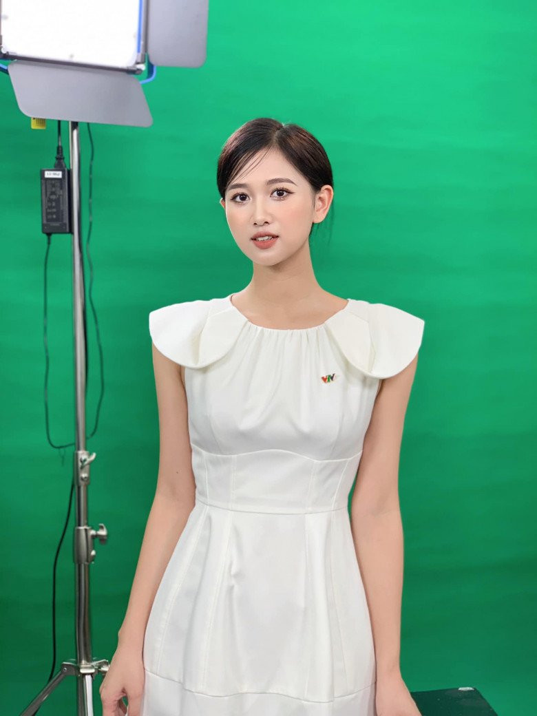 Ngoài ra nàng hot girl còn là cái tên được dân tình dành nhiều sự chú ý khi liên quan đến chuyện tình ái cùng một cầu thủ Việt.