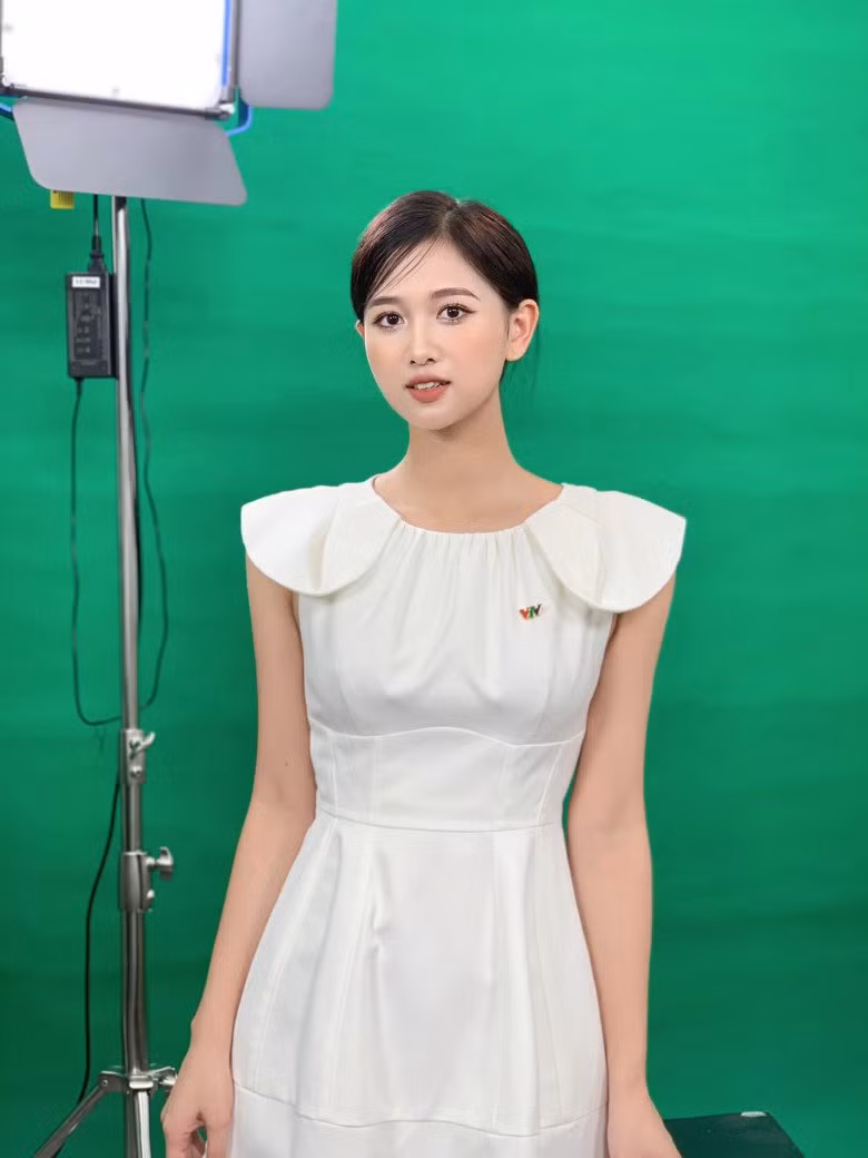 Ngoài ra nàng hot girl còn là cái tên được dân tình dành nhiều sự chú ý khi liên quan đến chuyện tình ái cùng một cầu thủ Việt.