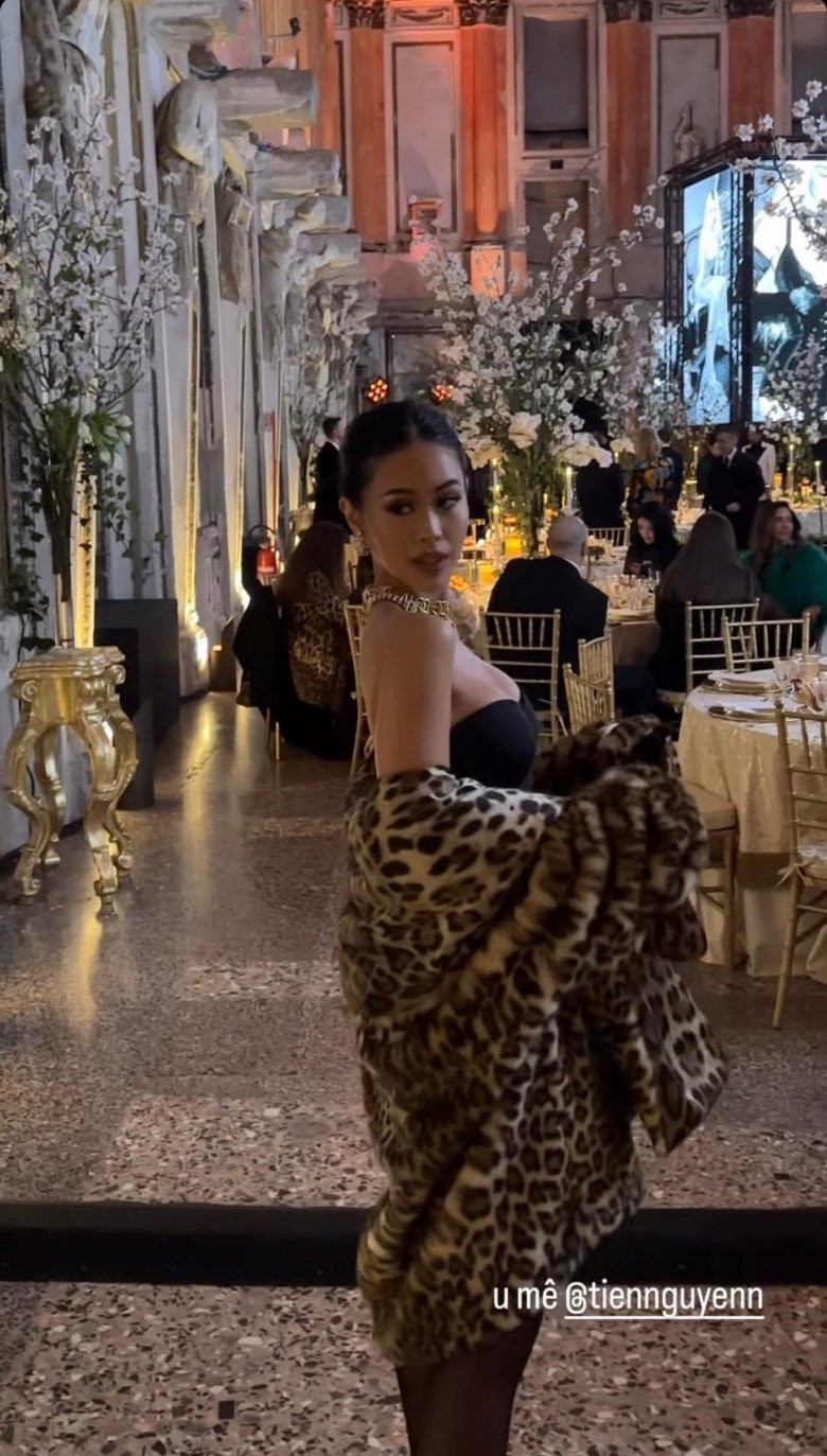 Rich kid 9x này không chỉ có "núi" hàng hiệu xa xỉ mà còn có vẻ đẹp lạ.