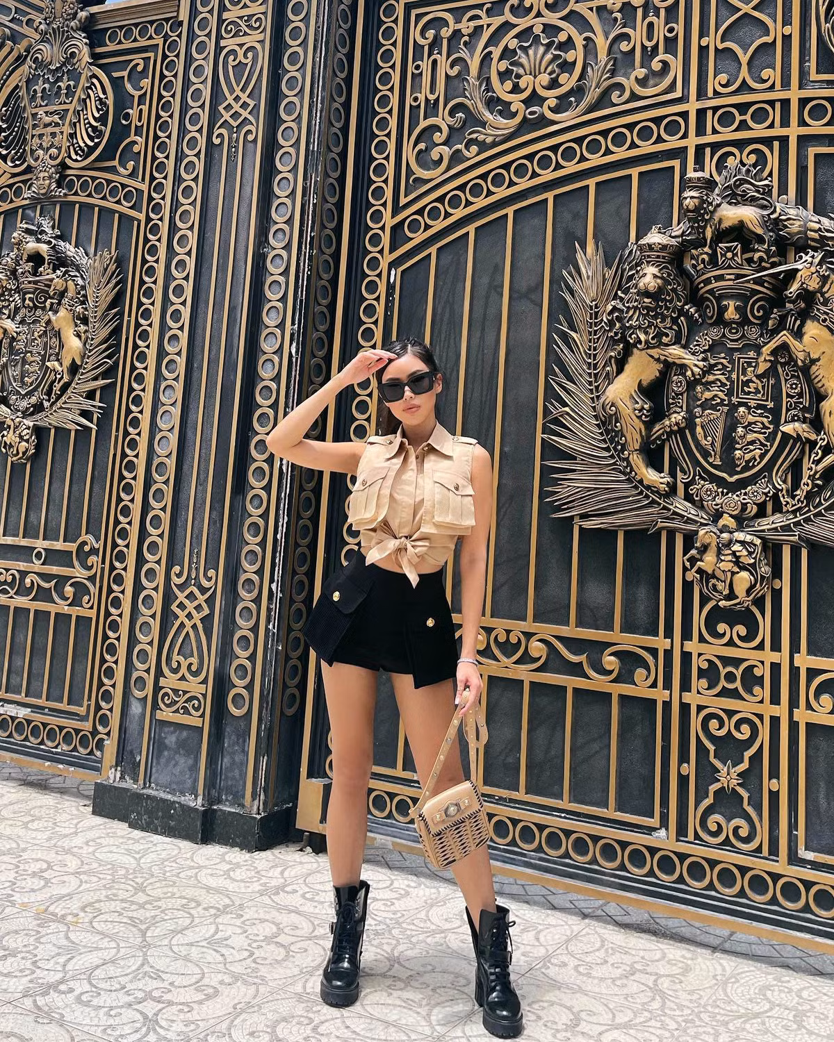 Sở hữu nhan sắc xinh đẹp, Tiên Nguyễn được cư dân mạng khuyên đi thi hoa hậu. Tuy nhiên, người đẹp 9X từ chối lời đề nghị này.