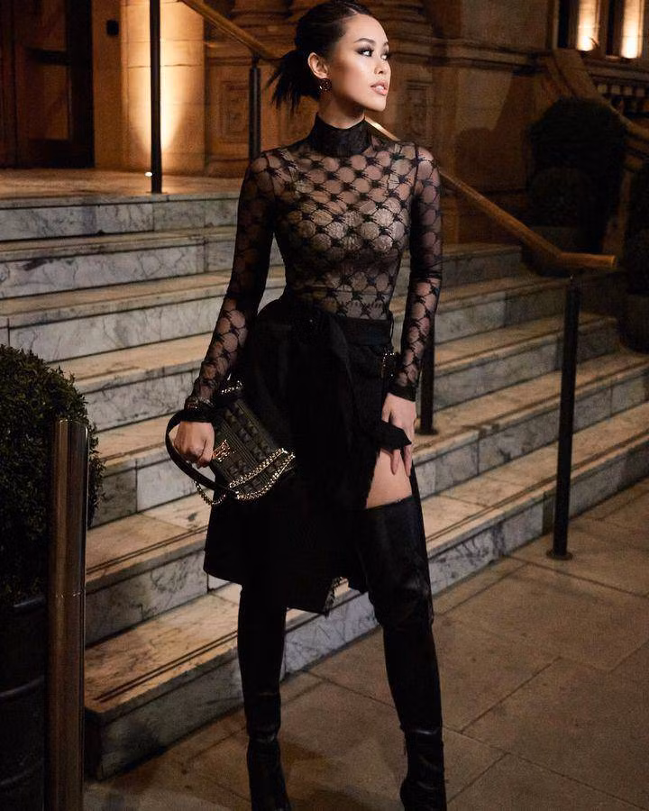 Cô nàng không mang trên mình làn da trắng bóc mà thay vào đó lại có da nâu giòn, bóng khỏe.