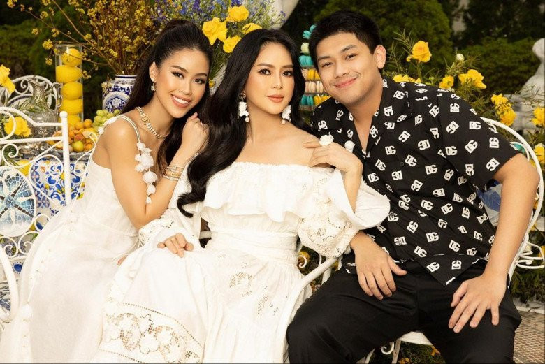 Tiên Nguyễn sinh năm 1997 là con gái duy nhất của doanh nhân Johnathan Hạnh Nguyễn và cựu tiếp viên hàng không Thủy Tiên. Vẻ đẹp của nữ rich kid luôn khiến cộng đồng mạng vô cùng yêu thích.