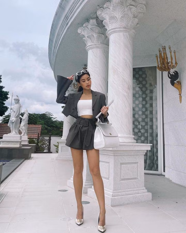 Cô nàng mỗi lần tham dự các show diễn của Tuần lễ thời trang quốc tế đều được ống kính truyền thông quốc tế săn đón.