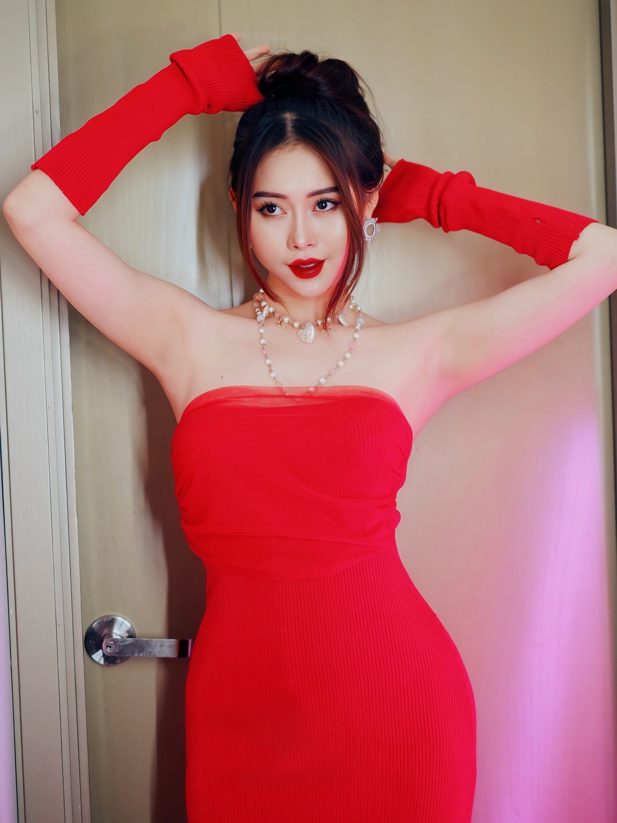 Cô nàng chăm diện những bộ cánh hở hang hơn, qua đó khoe trọn vóc dáng và đường cong nuột nà của mình.