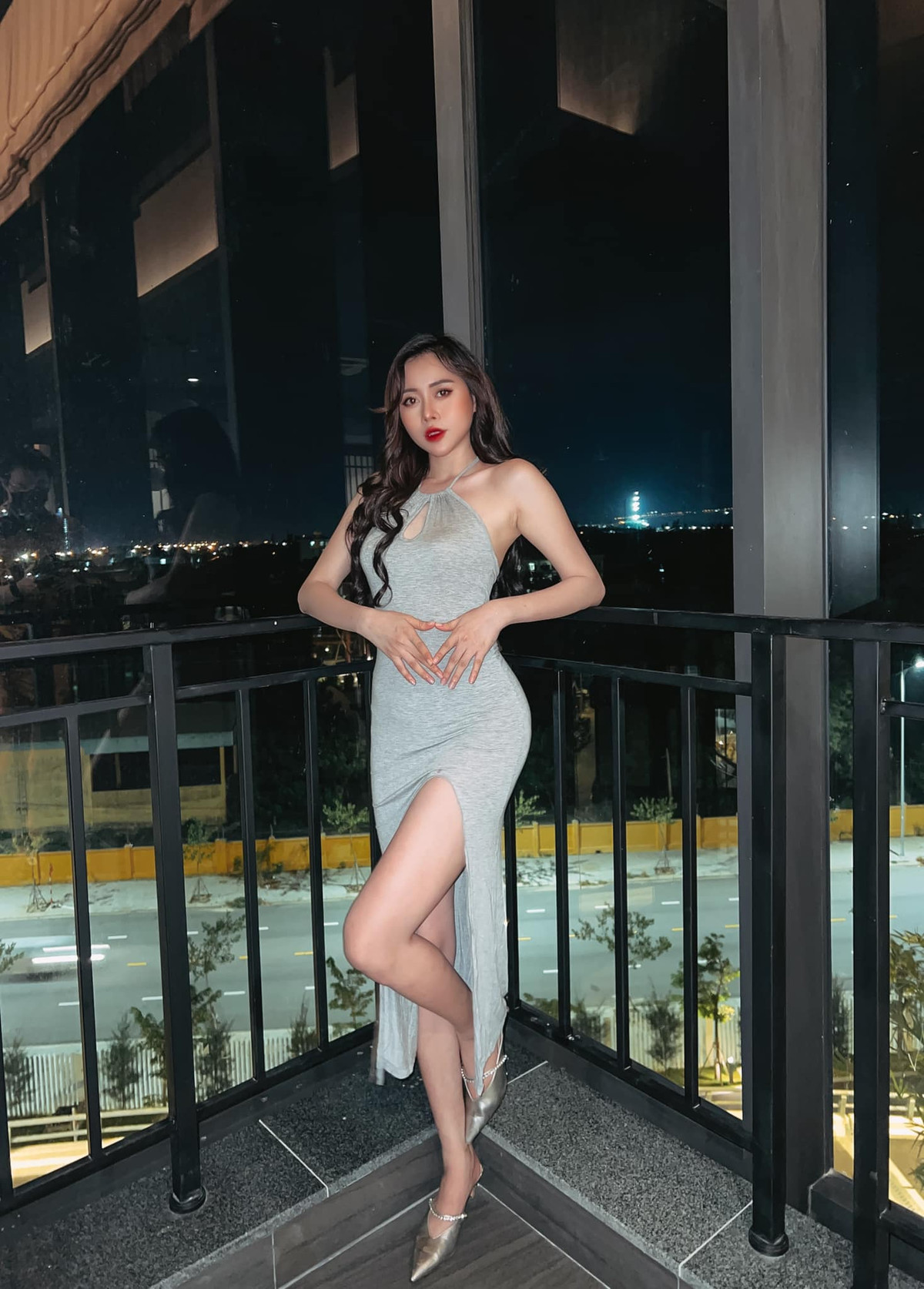 Bên cạnh đó, nhiều người cũng tò mò và đặt nghi vấn về việc "trùng tu" vòng 1 của mỹ nhân TikTok bởi vì so với vóc dáng vài năm trước đây của Việt Phương Thoa, vóc dáng hiện tại quá khác.