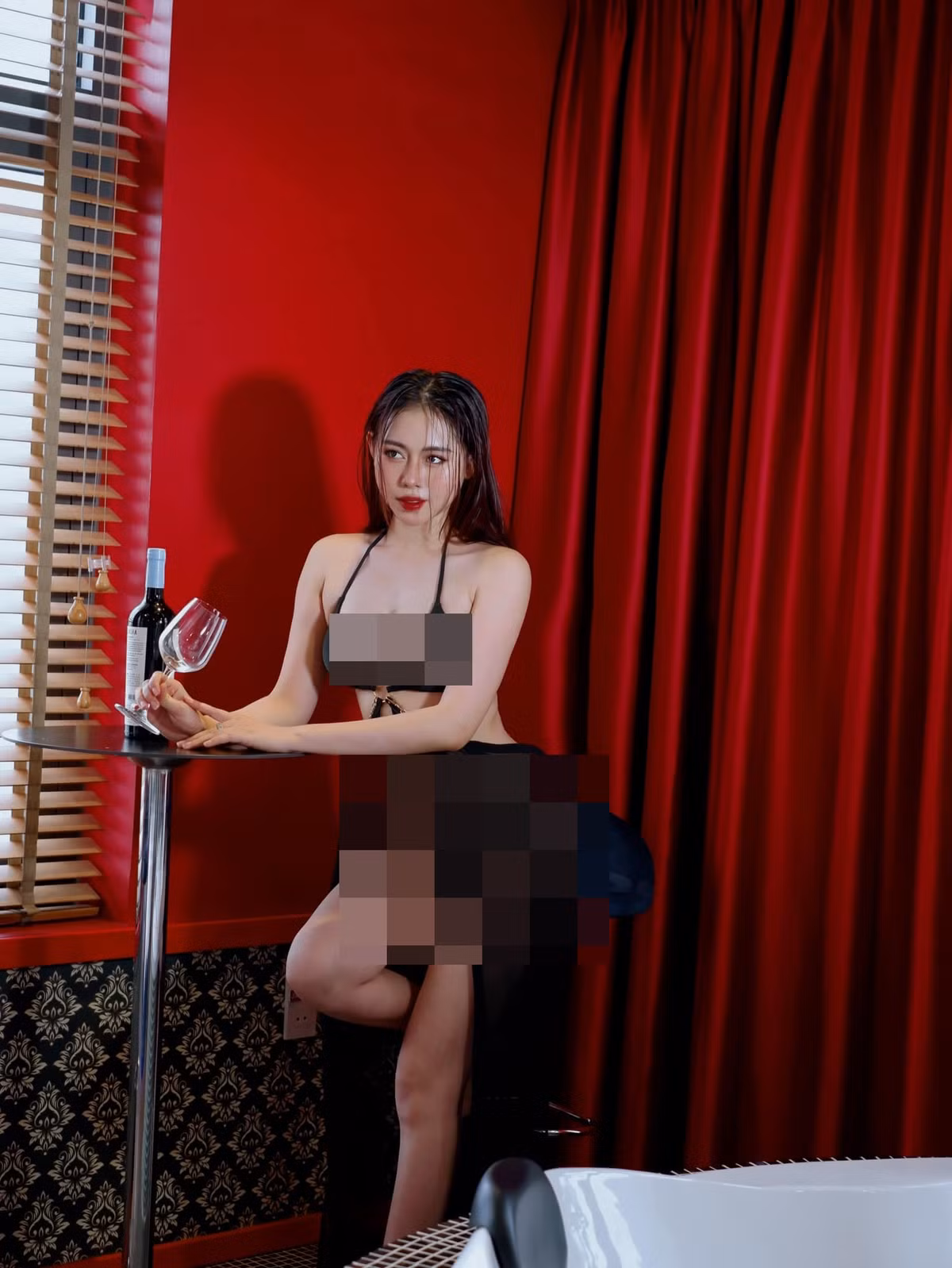 Ngắm nhìn loạt khoảnh khắc mới đăng tải gần đây của cô netizen phải "xịt máu mũi" bởi quá táo bạo, hở hang.