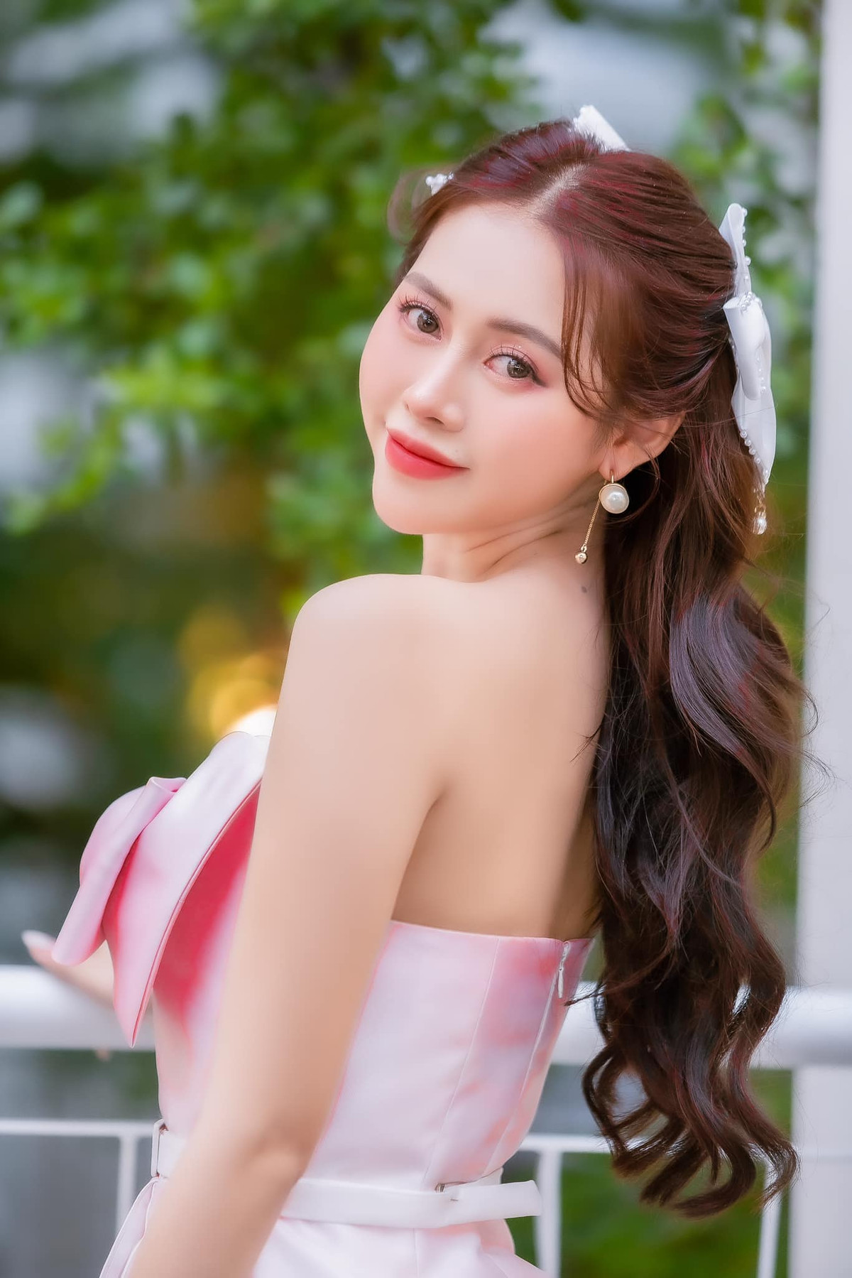 Chỉ sau hơn 4 năm, cô nàng đã có sự thay đổi rõ rệt và sở hữu được ngoại hình đẹp, quyến rũ như hiện tại. Ảnh: FBNV