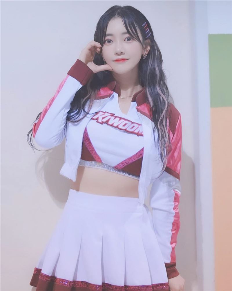 Hot girl hoạt náo viên sinh năm 1992 sở hữu chiều cao 1m68, thân hình mảnh mai.
