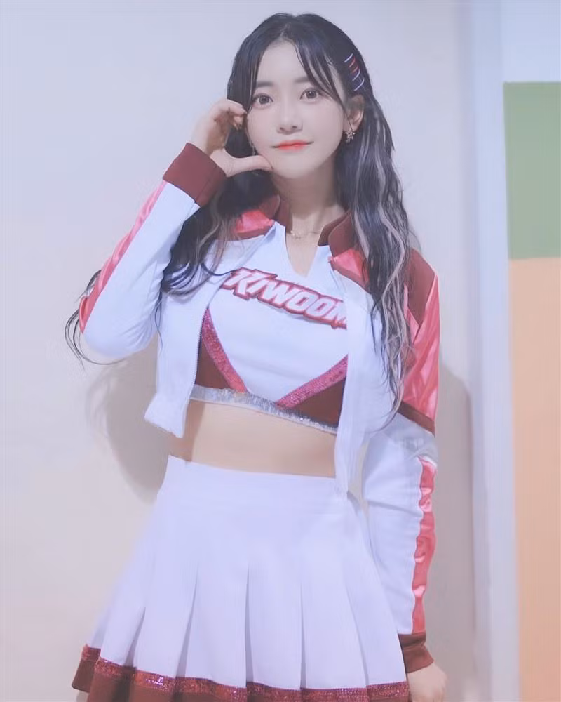 Hot girl hoạt náo viên sinh năm 1992 sở hữu chiều cao 1m68, thân hình mảnh mai.