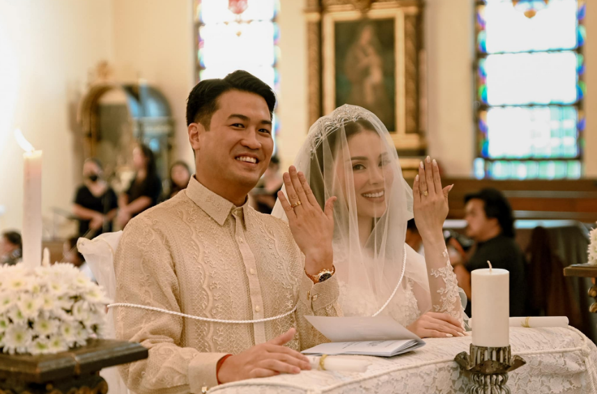 Đáng chú ý, vào đúng 1 tuần trước hôn lễ ở quê chồng thì Linh Rin cũng có động thái chia sẻ một bức ảnh cưới ở biển tương tự.