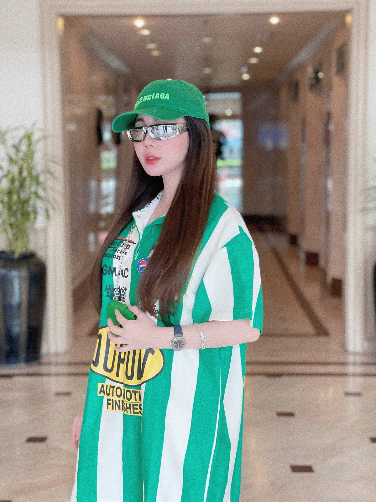 Cư dân mạng ví von cô như thành viên của BlackPink với màu tẩy nhuộm thoạt nhìn thì nữ tính nhưng lại rất ăn chơi.