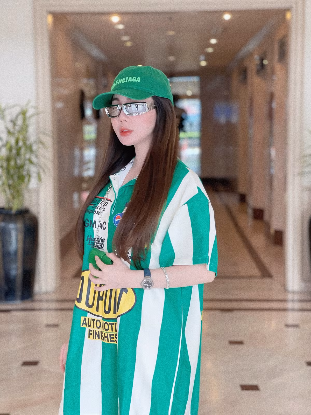 Cư dân mạng ví von cô như thành viên của BlackPink với màu tẩy nhuộm thoạt nhìn thì nữ tính nhưng lại rất ăn chơi.