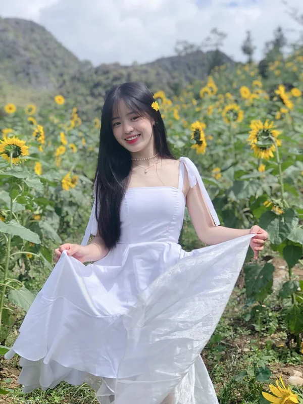 Sự đáng yêu, hồn nhiên và trong sáng của Vàng Thị Sinh khiến ai nhìn cũng dễ say lòng. Ảnh: Tổng hợp