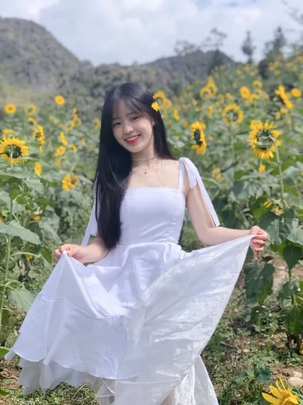 Sự đáng yêu, hồn nhiên và trong sáng của Vàng Thị Sinh khiến ai nhìn cũng dễ say lòng. Ảnh: Tổng hợp