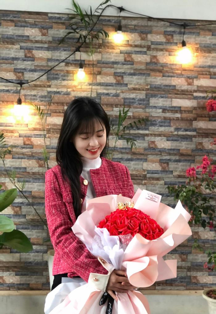 Làn da trắng mịn cùng dáng người nhẹ nhàng, uyển chuyển của Vàng Thị Sinh làm ngây ngất lòng người.