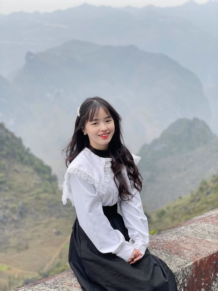 Vàng Thị Sinh năm nay đã 20 tuổi, cô bé cũng có công việc riêng và nhan sắc ngày càng thăng hạng theo thời gian.