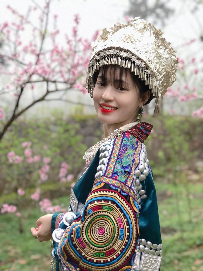 Mới đây, trên trang cá nhân của mình, Vàng Thị Sinh chia sẻ khoảnh khắc đón sinh nhật tuổi 20 vừa giản đơn vừa đậm chất vùng núi non cao.