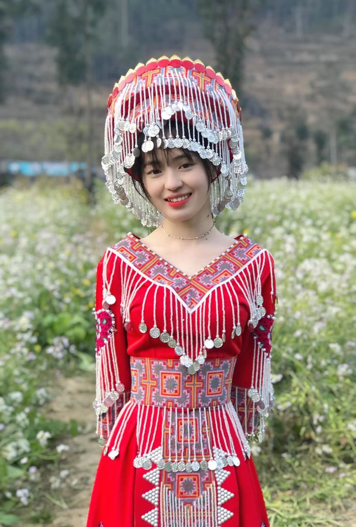 Cô bé ngày nào đã trưởng thành hơn, ít rụt rè và e ngại như trước đây.