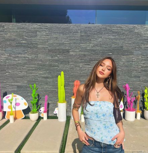 Trong những tấm hình đăng tải lên trang Instagram cá nhân, body thon gọn với vòng 1 nảy nở và vòng eo săn chắc của cô nhận được nhiều lời khen ngợi từ fans.