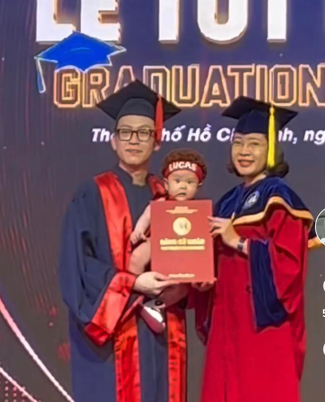 Đây có lẽ là niềm hạnh phúc lớn lao của bố trẻ khi vừa một lúc đánh dấu được cho mình hai cột mốc niềm vui trong cuộc đời.