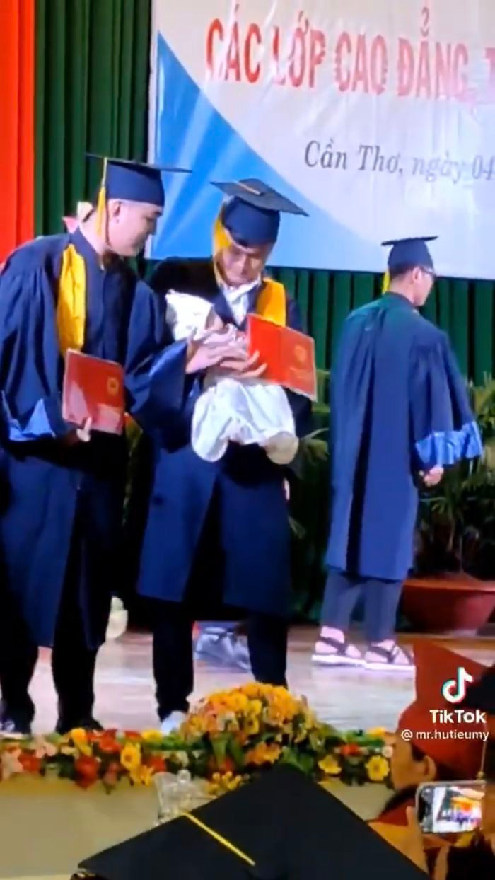 Có thể thấy, em bé còn khá nhỏ, đang nằm ngủ ngoan trong vòng tay của bố.