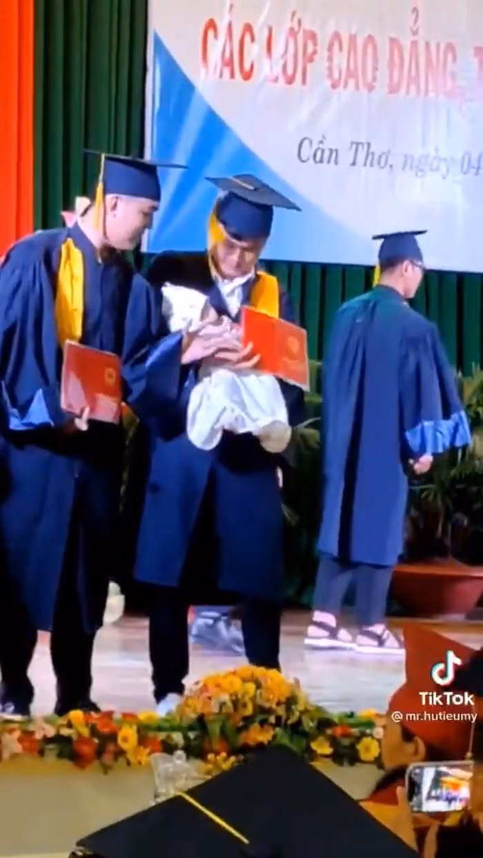 Có thể thấy, em bé còn khá nhỏ, đang nằm ngủ ngoan trong vòng tay của bố.