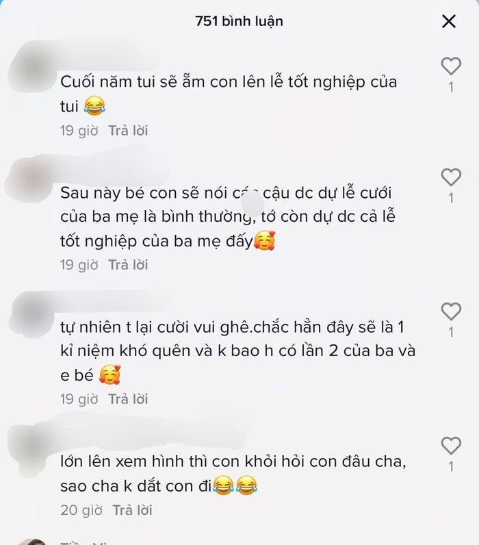 Phía dưới bài đăng nhận về nhiều bình luận thích thú của dân tình như: “Đang giữ con mà phải lên nhận bằng tốt nghiệp”, "Dễ thương quá đi. Ước gì cũng có ai đó để đu trend”,...