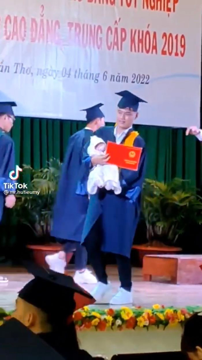 Trước đó MXH từng xuất hiện trường hợp tương tự, một chàng thanh niên trẻ trên tay không những đang cầm tấm bằng tốt nghiệp mà còn "kèm thêm" một nhóc tì đáng yêu.