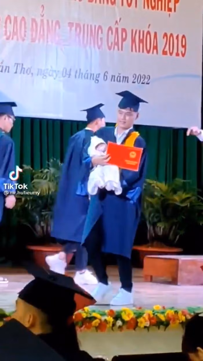 Trước đó MXH từng xuất hiện trường hợp tương tự, một chàng thanh niên trẻ trên tay không những đang cầm tấm bằng tốt nghiệp mà còn "kèm thêm" một nhóc tì đáng yêu.