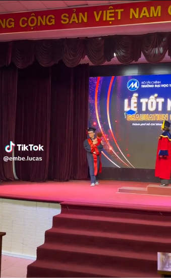 Những khoảnh khắc này sau khi chia sẻ lên MXH khiến cư dân mạng thích thú.