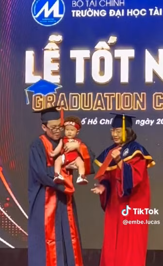 Một bộ phận netizen còn mong muốn sau này sẽ thực hiện "trend" bế con nhận bằng tốt nghiệp như nam sinh trên.