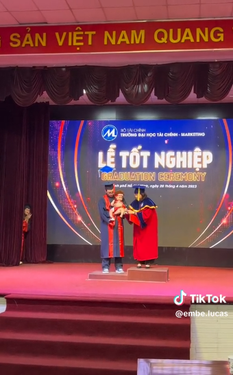 Đây sẽ là một hình ảnh đáng nhớ để sau này khi bé lớn lên có thể tự hào vì đã cùng bố nhận thành tích xuất sắc này.